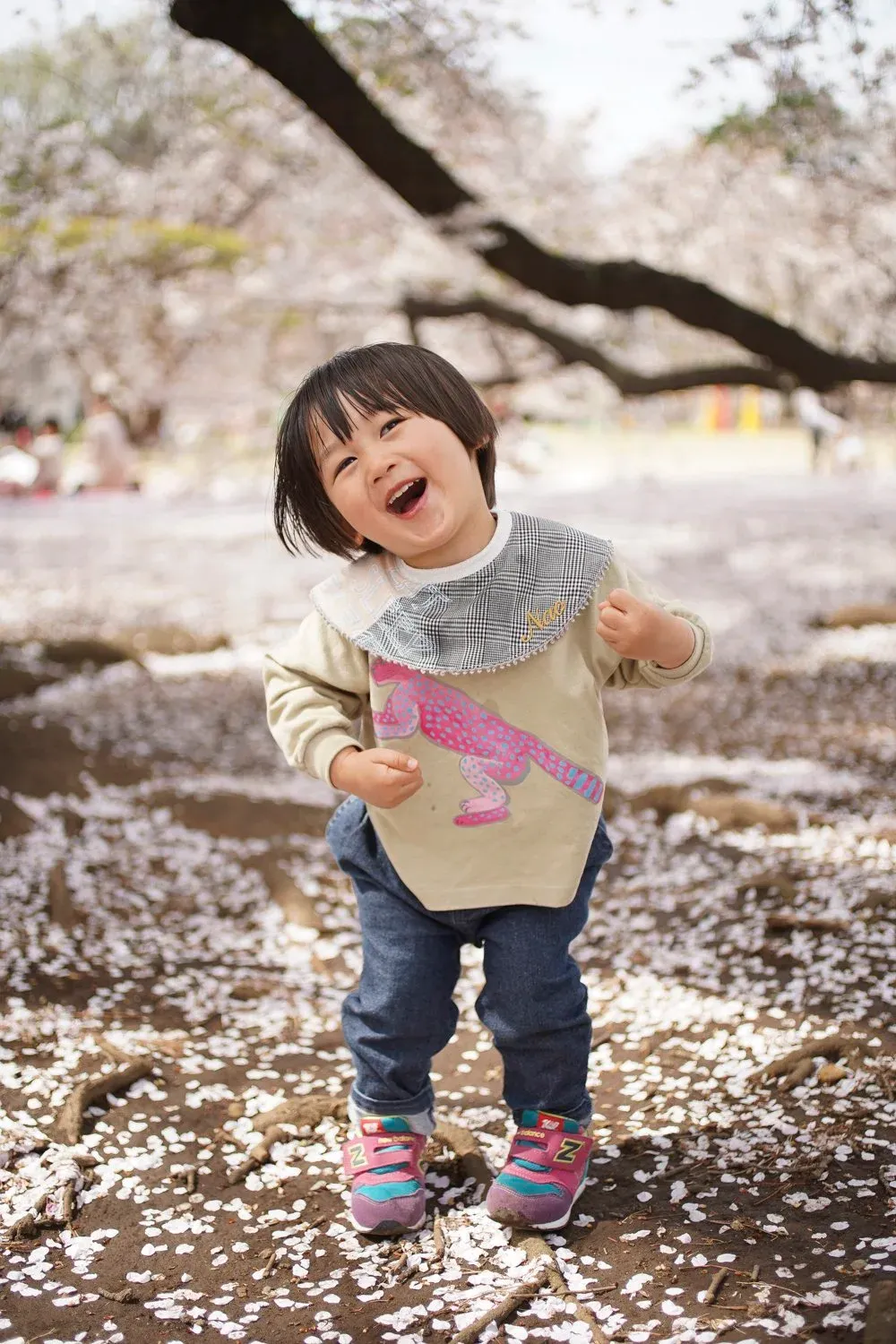 桜の下で笑う子ども